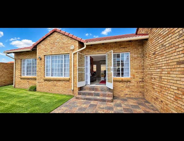 2 BEDROOM TOWNHOUSE FOR SALE IN THE REEDS